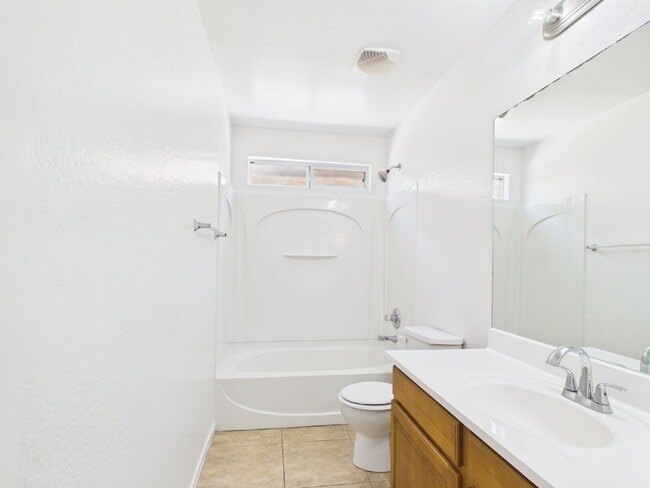 Building Photo - Spacious Heartland Ranch Beauty