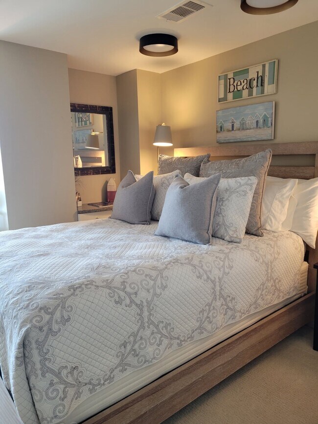 Building Photo - 801 E Beach Dr