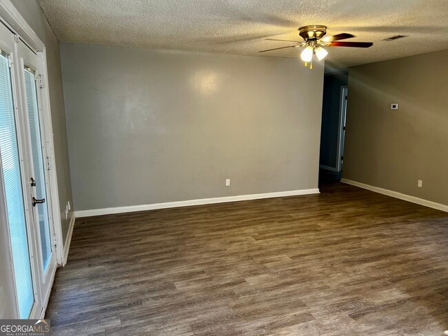 Building Photo - 10 Crestwood Cir