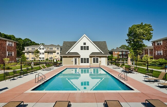 Building Photo - 2BR/1Bth unit in professionally managed complex, Heat/Hot Water included. Gym, pool, balcony