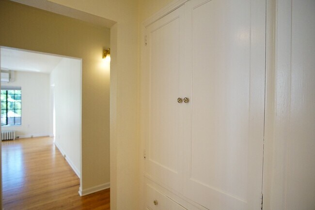 Building Photo - Fabulous 1Bdr on Mississippi Ready Late No...