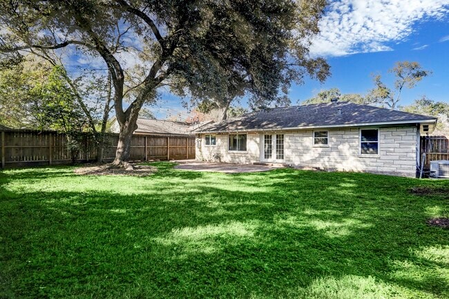 Building Photo - 1111 Stonecrest Dr