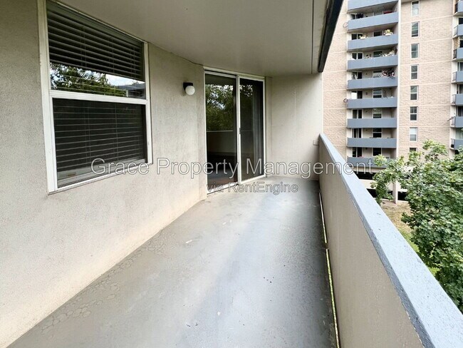 Building Photo - 601 W 11th Ave