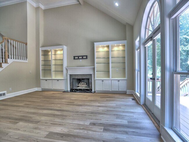 Building Photo - 3237 Waldwick Way SE