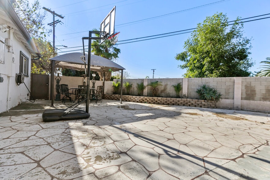 Building Photo - 7911 Fulton Ave