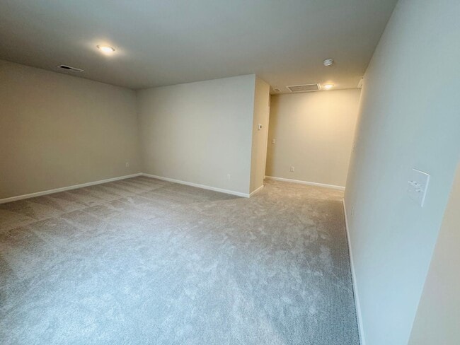 Building Photo - Move In Ready 5BR/2.5BA Home located near UNCC!