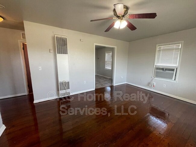 Building Photo - 137 SE 1st St