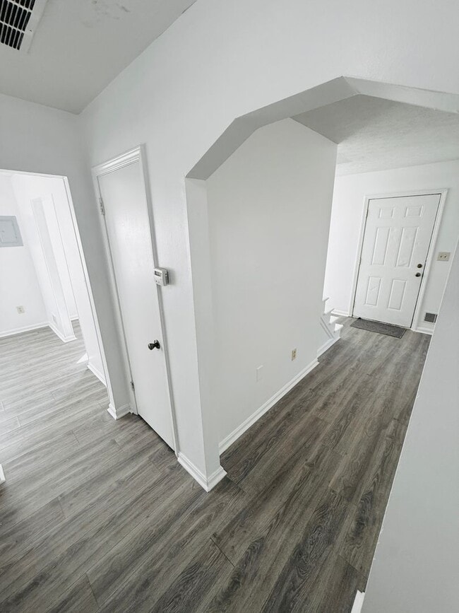 Building Photo - Beautiful 3-4 Bedroom 2 Bathroom Home