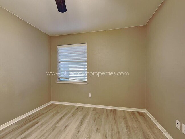 Building Photo - 1804 Mercedes Pl