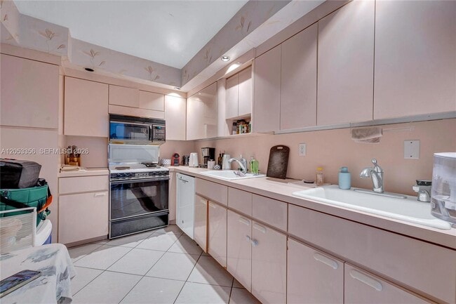 Building Photo - 5001 Collins Ave
