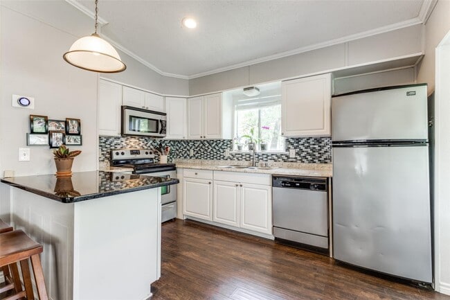 Building Photo - 1813 Oak Shore Dr