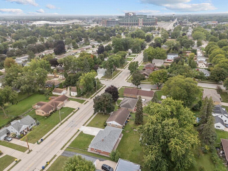 Building Photo - 1418 S Ridge Rd