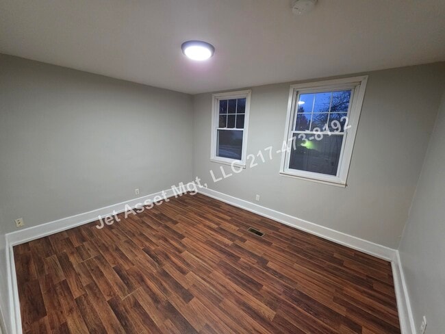 Building Photo - 4 bed, 2 bath HOUSE For Rent