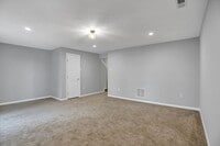 Building Photo - Charming End Of Group Townhome for Rent