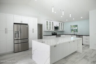 Building Photo - 140 Flores St