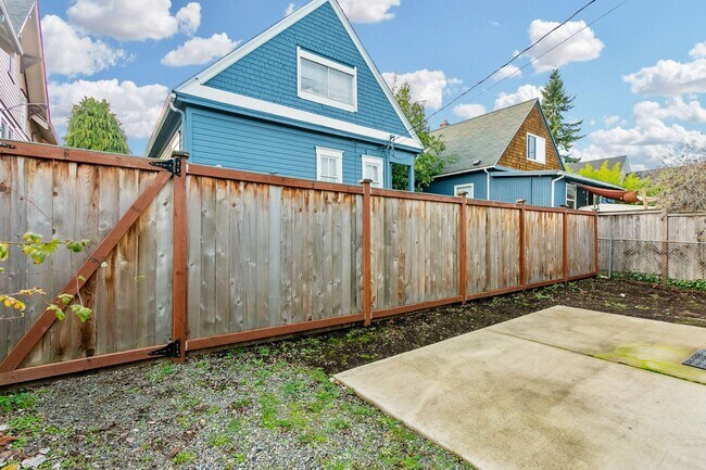 Building Photo - 927 S Cushman Ave