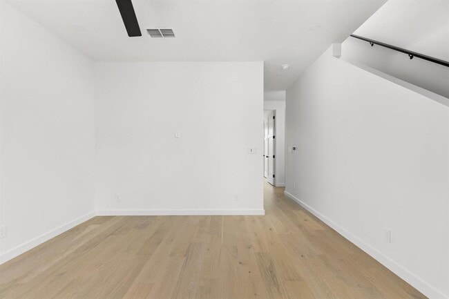 Building Photo - 912 1/2 E 50th St