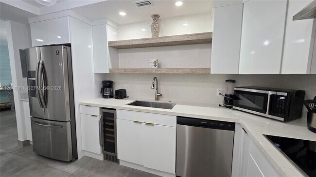 Building Photo - 4001 S Ocean Dr