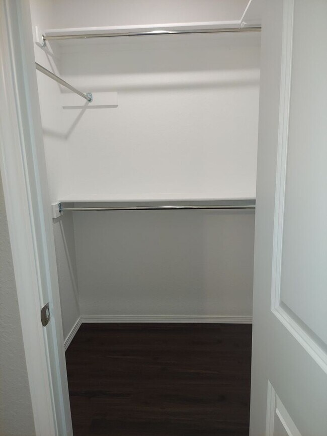 Building Photo - Beautiful 3 Bedroom Townhome in Alma!! *Move in Special*