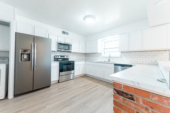 Building Photo - Spacious 3/2 with 2 Living Areas!