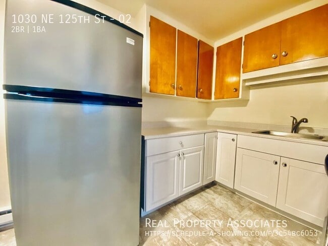 Building Photo - 1030 NE 125th St