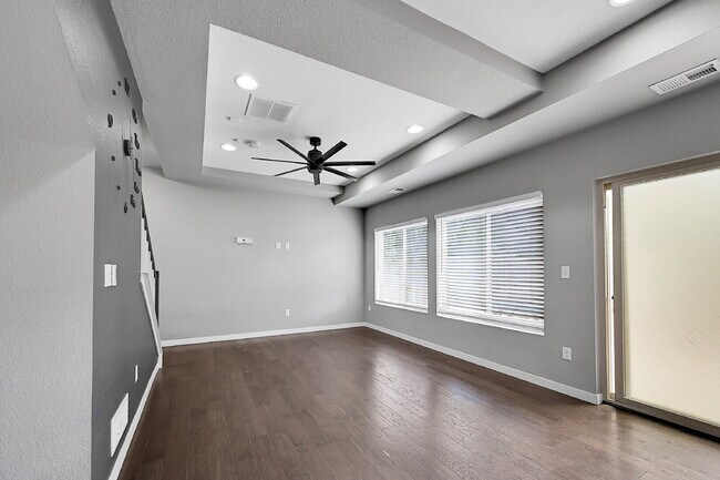 Building Photo - $2,550.00, 3 bed, 2.5 bath located in Colo...