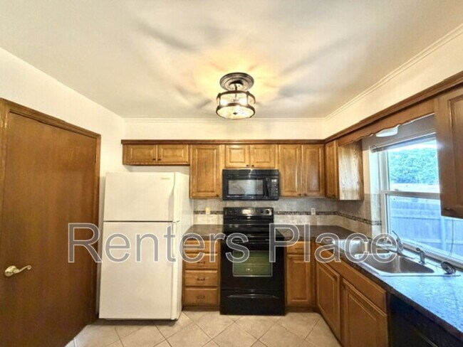 Building Photo - 319 W 33rd St