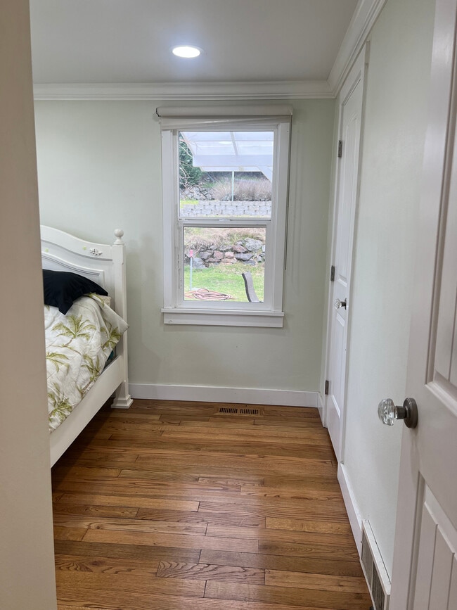 Building Photo - 558 Windsor Pl NE