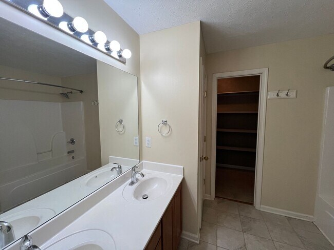 Building Photo - Available Now 3 BR 2 Bath Home in Lavernge with Fenced in Backyard!