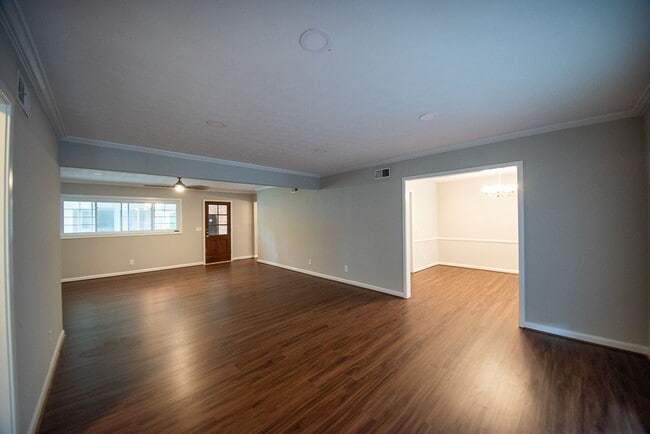 Building Photo - Beautiful home available today!