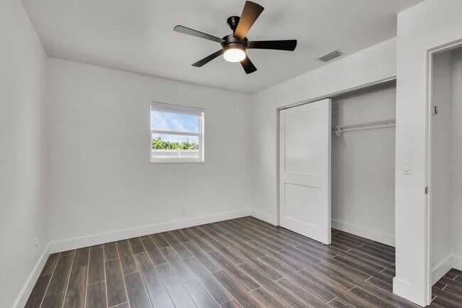Building Photo - 204 W Whitney Dr