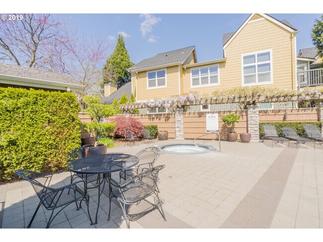 Building Photo - 714 SE Fairwinds Loop