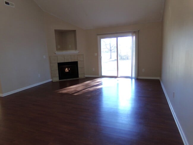 Building Photo - 423 Nordhoff St