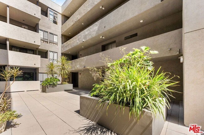 Building Photo - 12115 San Vicente Blvd
