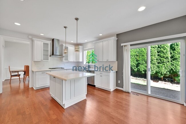 Building Photo - 4 BED & 2.5 SINGLE FAMILY HOUSE FOR RENT