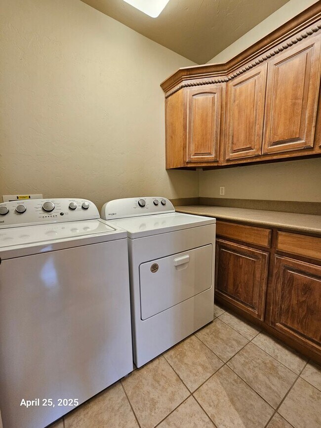 Building Photo - (3) Bed/(2) Bath In Tuscany Court Avail NOW!