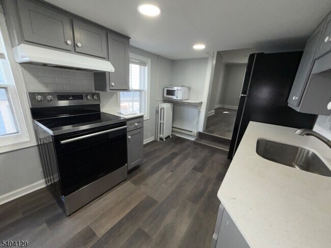 Building Photo - 57 Bridge St