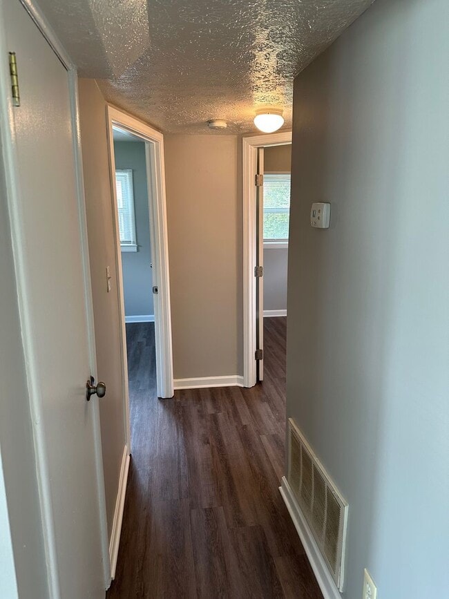 Building Photo - House for rent: Four bedroom,One bath, sto...