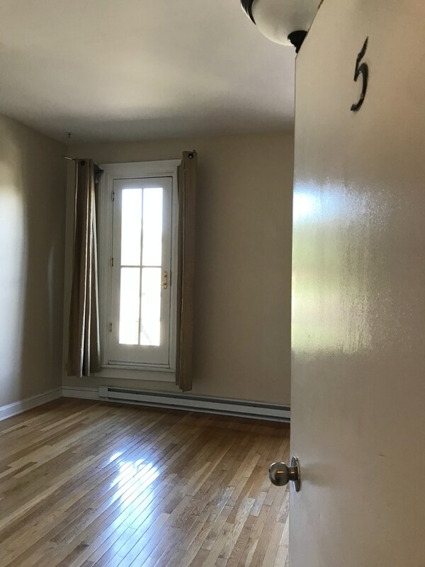 Building Photo - 156 Circular St