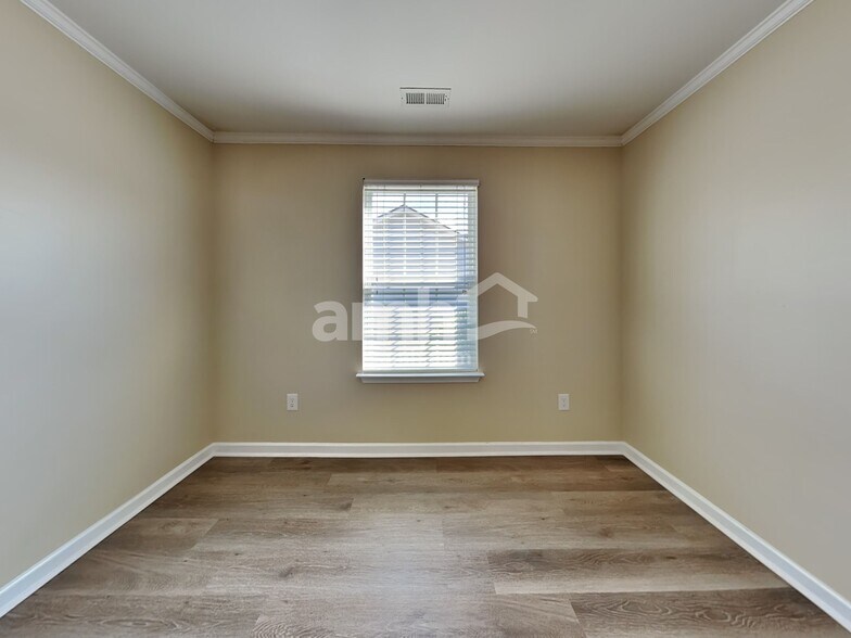 Building Photo - 204 Eastpark Way