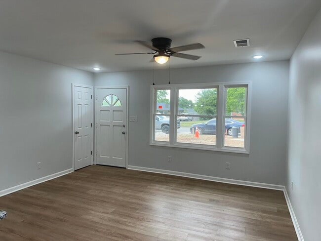 Building Photo - 686 Eden Rd