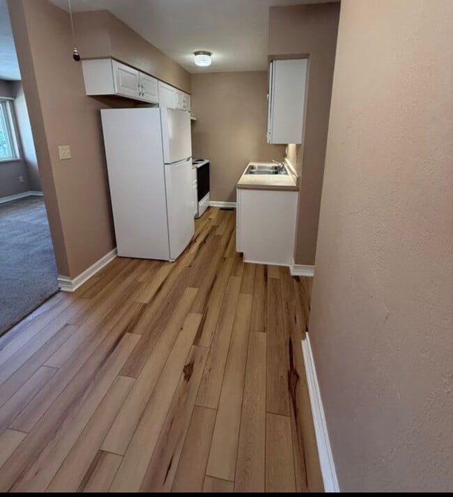 Building Photo - 3040 Southdale Dr
