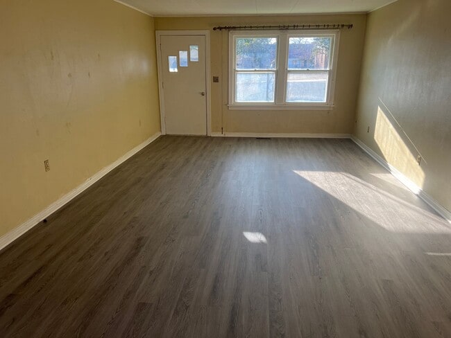 Building Photo - a charming 3 Bed 2 Bath House