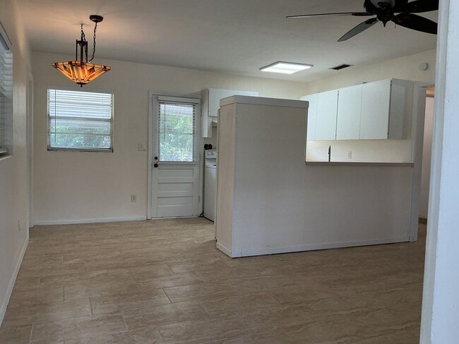 Building Photo - 2BR Home Near Merchants Walk, Walmart & Polk Parkway