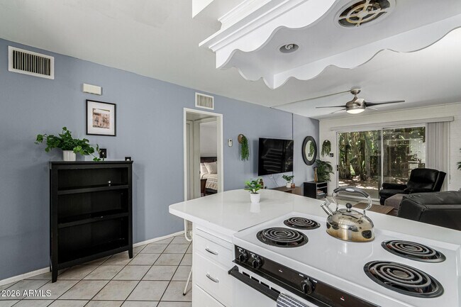 Building Photo - 6824 E 2nd St