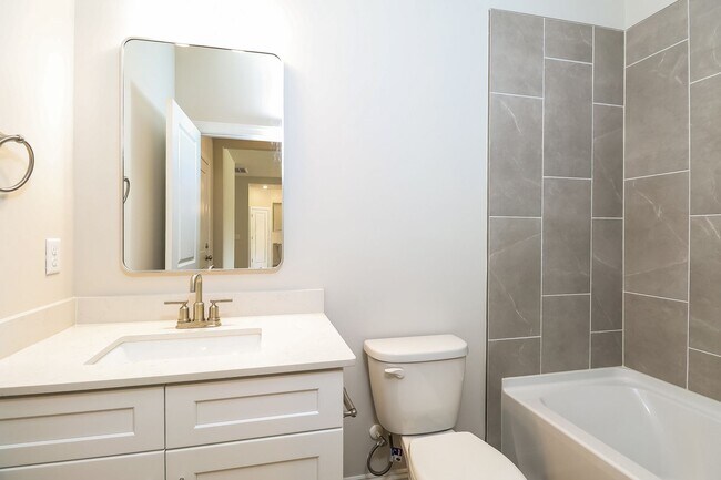 Building Photo - Beautiful 4BR 2.5BA Home w/ Full Appliance Kitchen • Garage Parking •