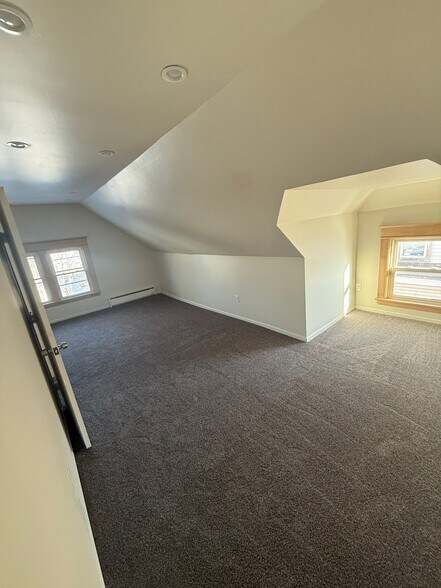 Building Photo - 664 Aurora Ave