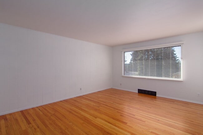 Building Photo - North Side Shadle Park 3 Bed 1.5 Bath Home with beautiful hardwood floors Full Basement