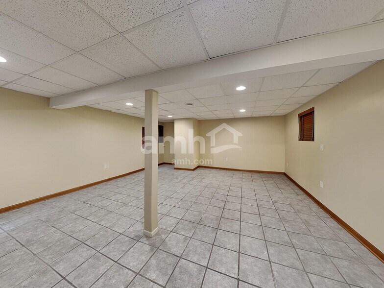 Building Photo - 23009 Birch Ct