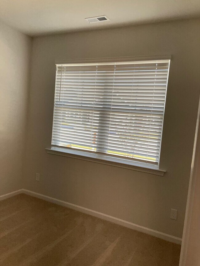 Building Photo - Welcome to this stunning townhouse in Leland, NC!